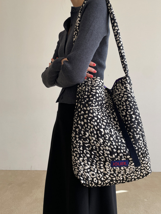 Silky leopard padding shoulder bag. black