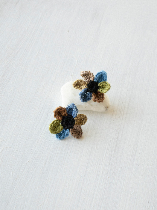 Color of time knit flower earring