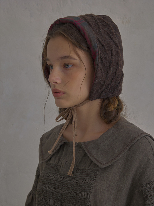 Woolly reversible bonnet