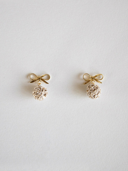 Gold knit bell ribbon earring