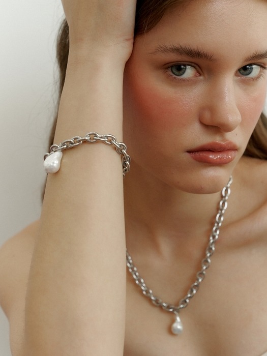 Pearl Charm Bold Chain Bracelet