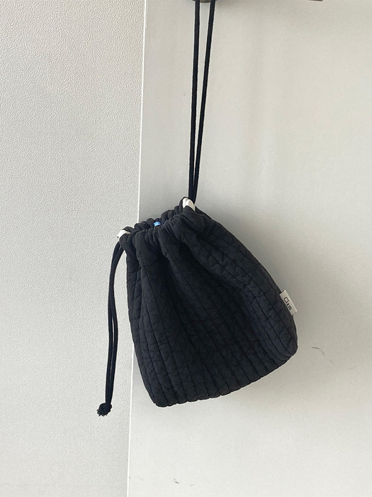 Clam string pouch _ Soft black