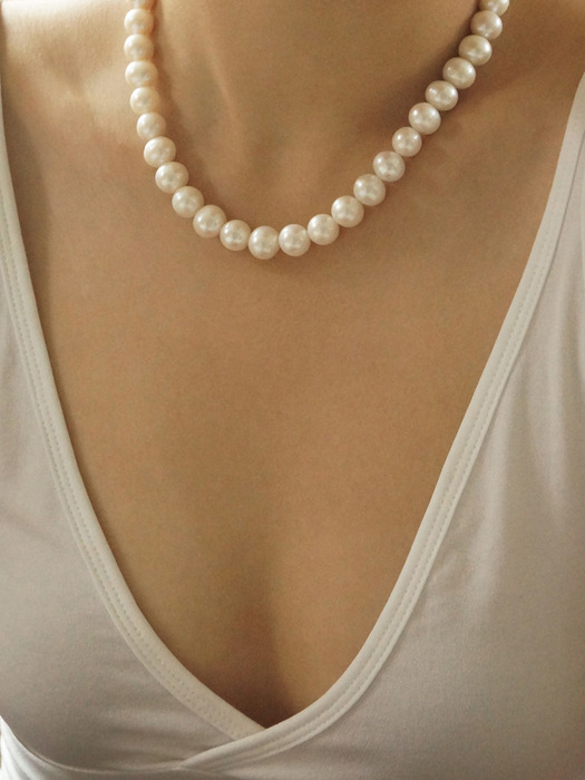 CLASSY PEARL NECKLACE