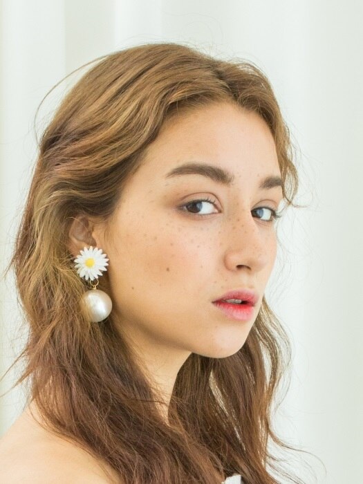 white daisy flowers and King pearl earrings