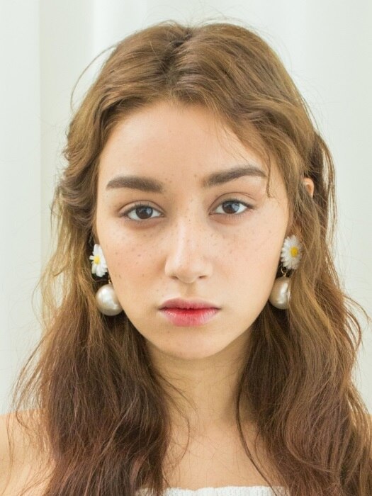 white daisy flowers and King pearl earrings