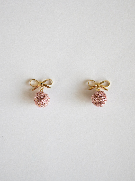 Pink knit bell ribbon earring