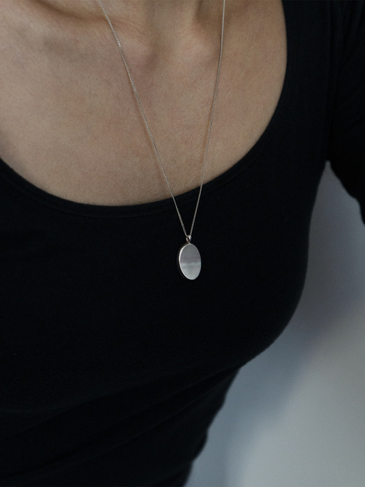 OVAL CURVED NECKLACE