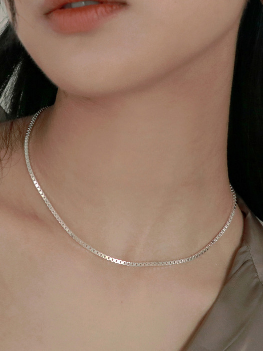 silver boxy necklace
