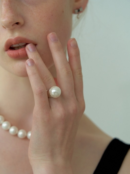 Soft Big Pearl Ring