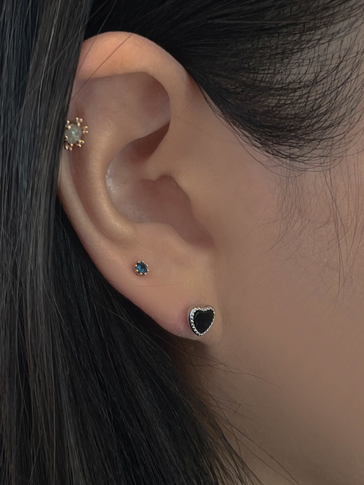 [92.5 silver]onyx heart earrings