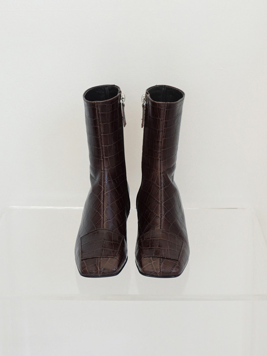 Square patches boots Brown