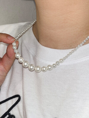 UNBAL PEARL NECKLACE