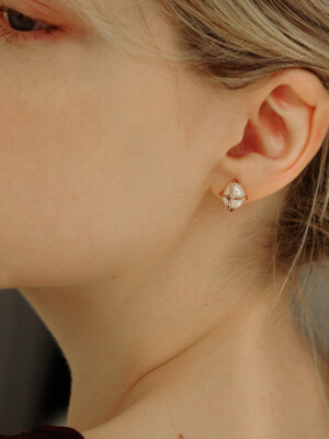 tacit pearl earring