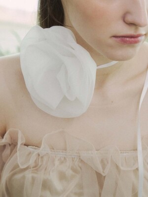 organza blooming corsage - white