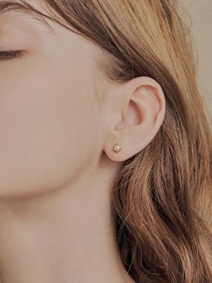frame pearl earring