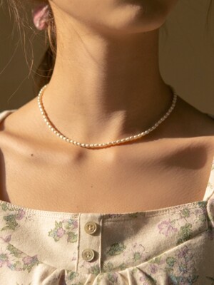 graceful pearl necklace
