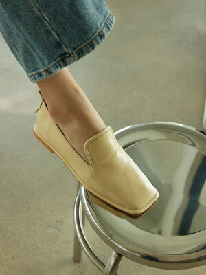 MD1113f Square Detail Classic Loafer_Butter
