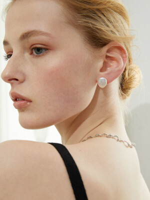 Flat Nature Pearl Earrings