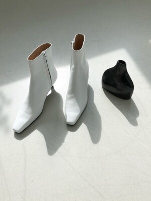 Avecelo white ankle boots