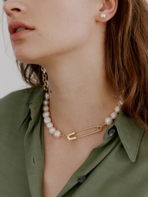 Clip & Pearl Necklace