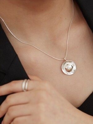 Petal round silver necklace