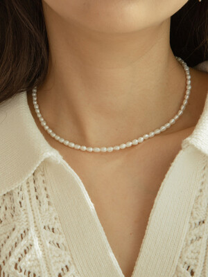 TINY PEARLS NECKLACE