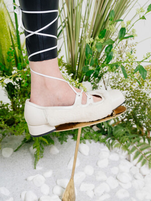 CAMELLIA lace-up loafers (ivory fur)