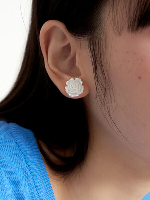 rose formica earring - white