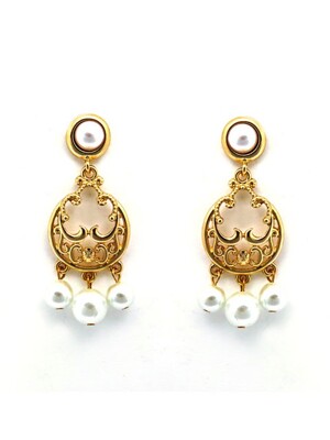 curve pearl earrings