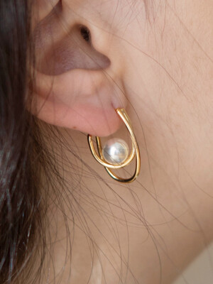 curling pearl earrings