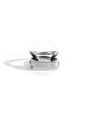SEWN SWEN SILVER LINE HAMMERED TAG RING