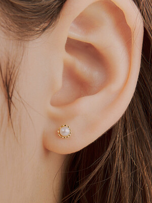 modena pearl earring