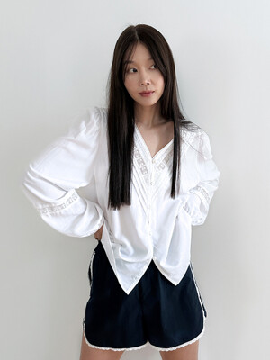 V-NECK LACE BLOUSE (WHITE)