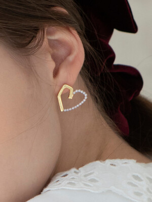 heart line pearl earrings