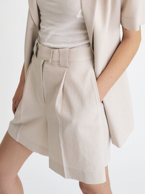 High-rise pleated linen shorts (Ivory)