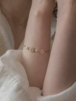 Pearl and crystal gold chain bracelet
