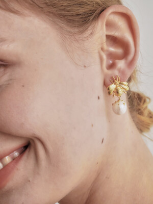bee bee pearl  earring