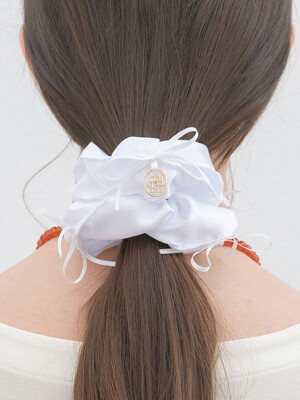 5 ribbon satin logo pendant scrunchie (H014_white)