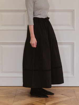 String pintuck long skirt / Black