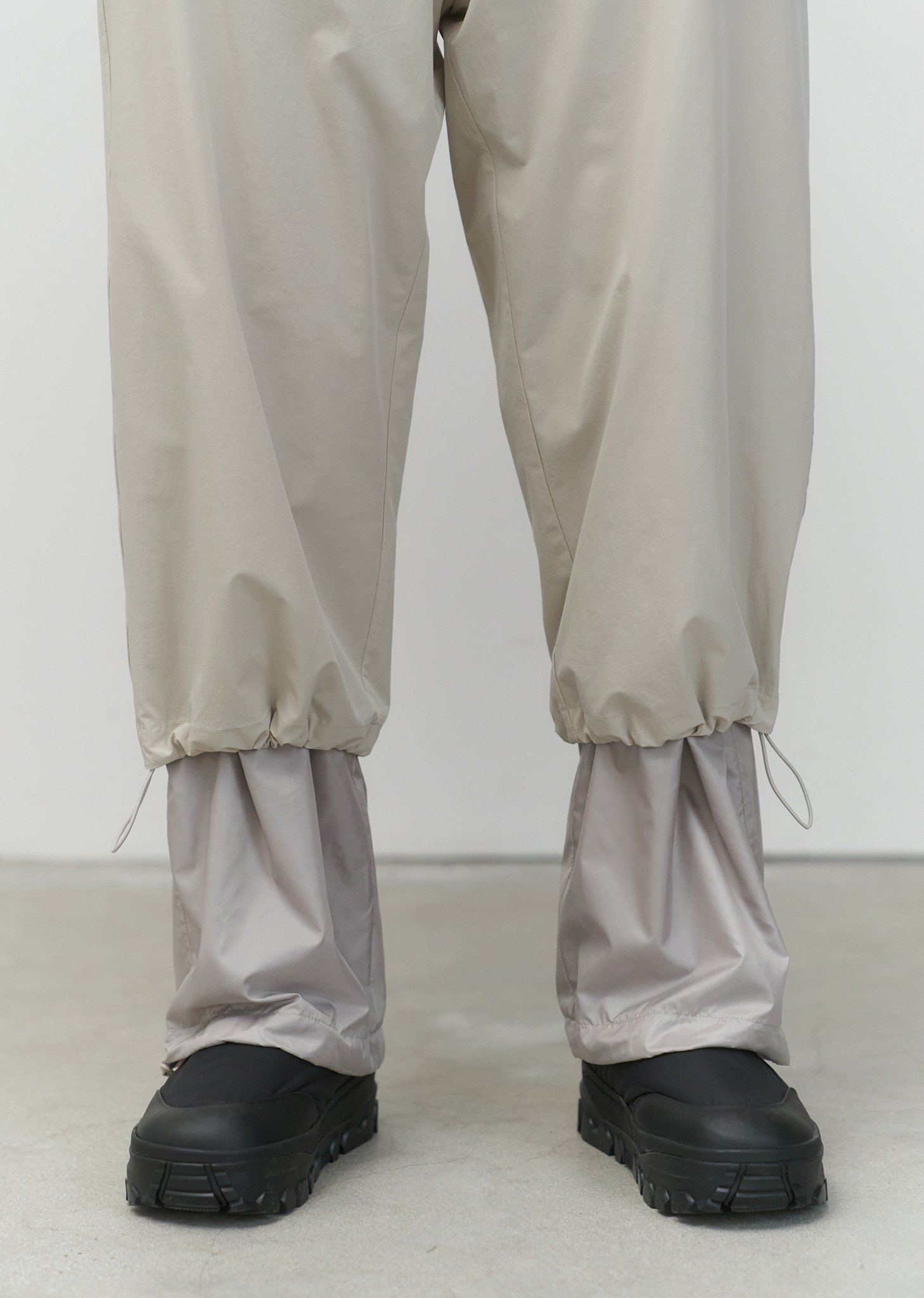 아모멘토]DRAWSTRING LAYERED PANTS (GREY BEIGE)
