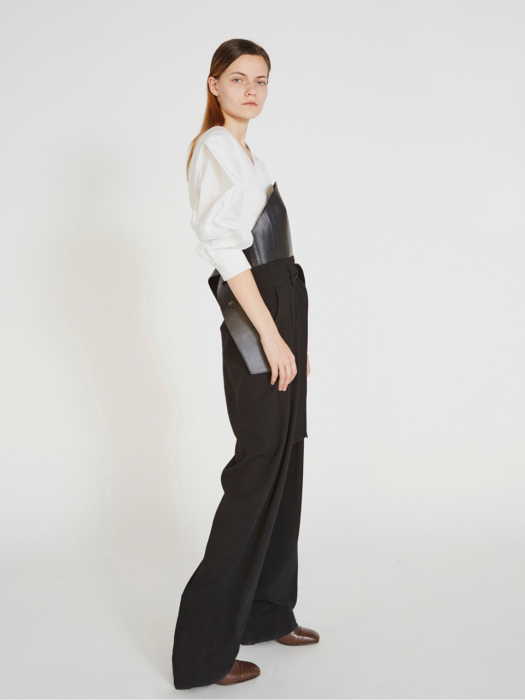 BELTED PLEATED TROUSERS (BLACK)
