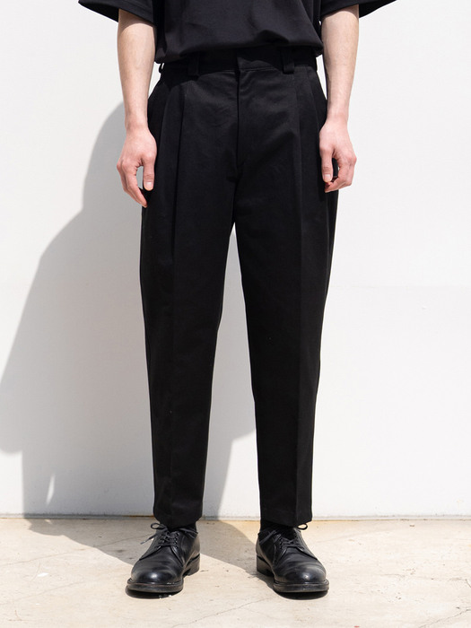 Cotton twill carrot-fit pants Black