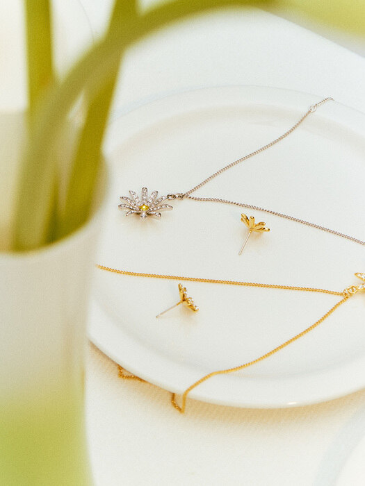 [단독]Petit Shine Daisy Earrings_VH2314EA002B