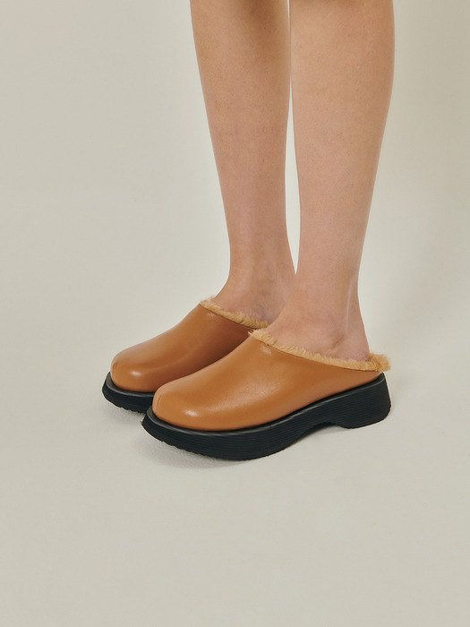 Fur-Lined Clogs / BROWN