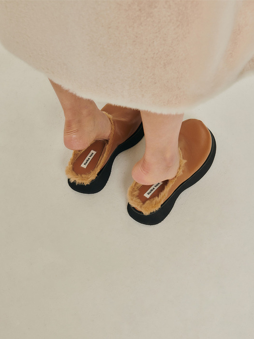 Fur-Lined Clogs / BROWN