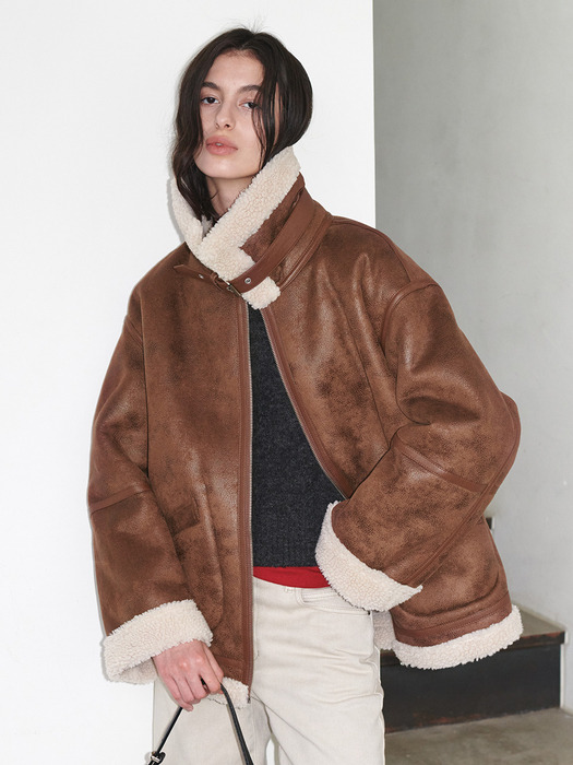 [단독] Oversized Shearling Mustang Jacket SM3WJ433-93