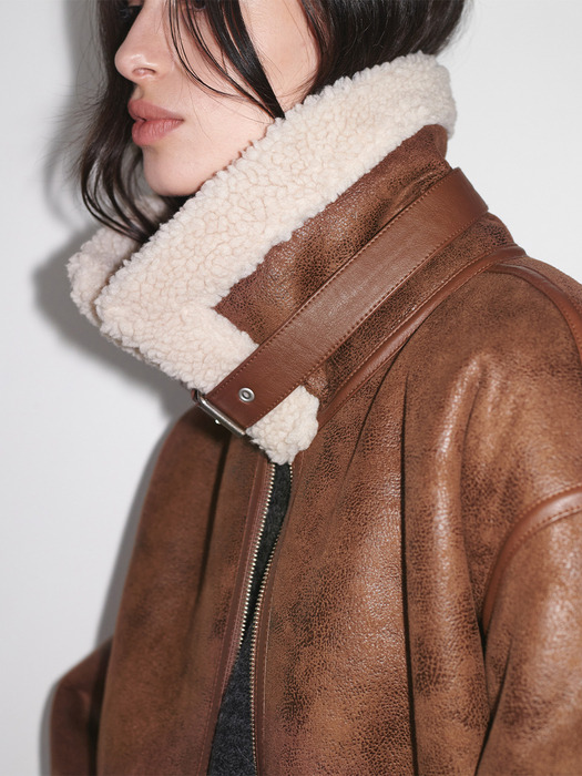 [단독] Oversized Shearling Mustang Jacket SM3WJ433-93