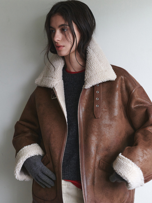 [단독] Oversized Shearling Mustang Jacket SM3WJ433-93