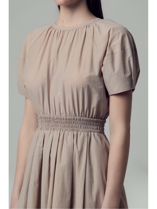 (PW2E4WOP404WLE) 퍼프 슬리브 스모킹 드레스