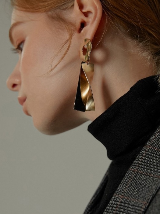 Twist layered unbal earring